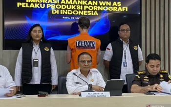 Pelaksana Tugas Direktur Jenderal Imigrasi Yuldi Yusman (kedua tengah) dan Kasubdit Pra-penuntutan Direktorat C Jampidum Kejaksaan Agung Hadiman (kanan) saat konferensi pers di Kantor Direktorat Jenderal Imigrasi, Jakarta, Rabu (21/5/2025). (Antara/Fath Putra Mulya)