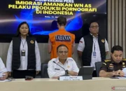 Pelaksana Tugas Direktur Jenderal Imigrasi Yuldi Yusman (kedua tengah) dan Kasubdit Pra-penuntutan Direktorat C Jampidum Kejaksaan Agung Hadiman (kanan) saat konferensi pers di Kantor Direktorat Jenderal Imigrasi, Jakarta, Rabu (21/5/2025). (Antara/Fath Putra Mulya)