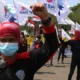Buruh dari berbagai aliansi menggelar aksi memperingati Hari Buruh Internasional atau May Day di Jakarta, Sabtu (1/5/2021). Dalam aksinya mereka meminta pemerintah untuk mencabut Omnibus Law dan memberlakukan upah minimum sektoral (UMSK) 2021. (Liputan6/Angga Yuniar)