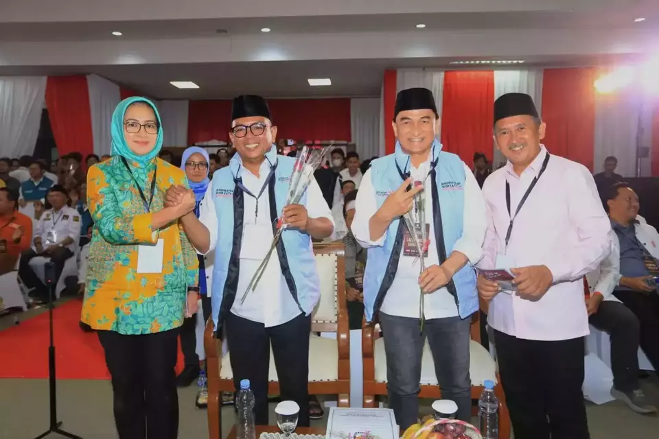 Image Credit Istimewa - Pasangan calon Airin Rachmi Diany dan Ade Sumardi menyerahkan mawar merah dan putih kepada pasangan Andra Soni dan Dimyati Natakusumah.