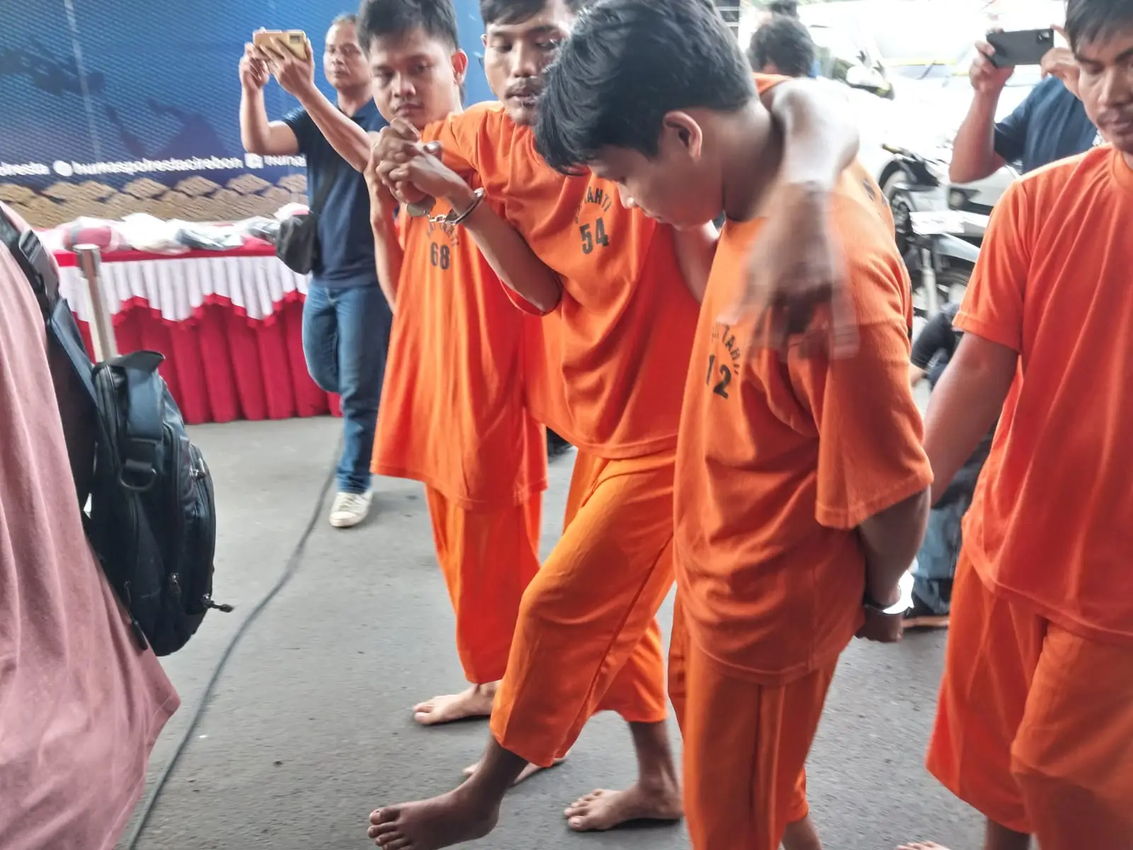 Image Credit Cecep Nacepi /Radarcirebon.com - 5 pelaku ditangkap, 1 buron.