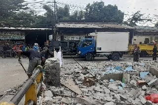 Pengendara melintasi bangunan yang bersertifikat di bantaran Kali Baru Desa Sumbejaya, Tambun Selatan, Rabu (30/4/2025).(Ariesant/Radarbekasi)