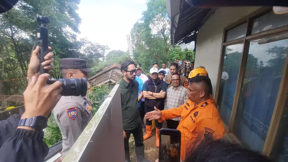 Bupati Bandung Barat Jeje Govinda meninjau korban longsor di Lembang, Jawa Barat. (Beritasatu/Algi Gifari)