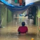 Image Credit Syaiful Hakim/Beritasatu - Salah satu warga tengah melintas di jalan yang terendam banjir di permukiman Kebon Pala, Kelurahan Kampung Melayu, Kecamatan Jatinegara, Jakarta Timur, Kamis 28/ November 2024.