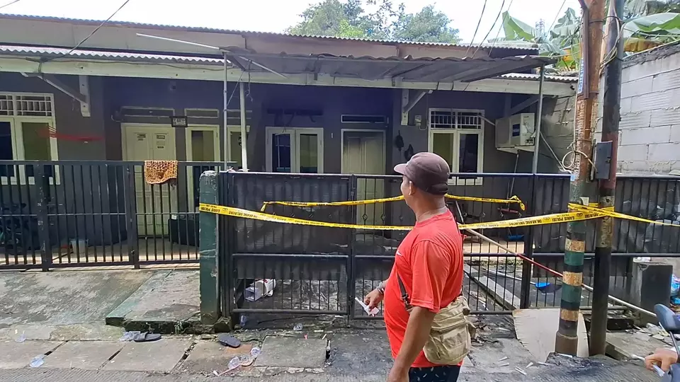 Kebakaran hebat melanda rumah kontrakan di Gang Al-Hidayah 2, Kelurahan Jatikramat, Jatiasih, Bekasi, Selasa, 22 April 2025. Insiden tragis ini menewaskan seorang ibu bernama Nani Sugiarti (21) dan putrinya, Aura Alfi Yani (2), yang terjebak di dalam kamar. (Beritasatu/Rino Fajar Setiawan)