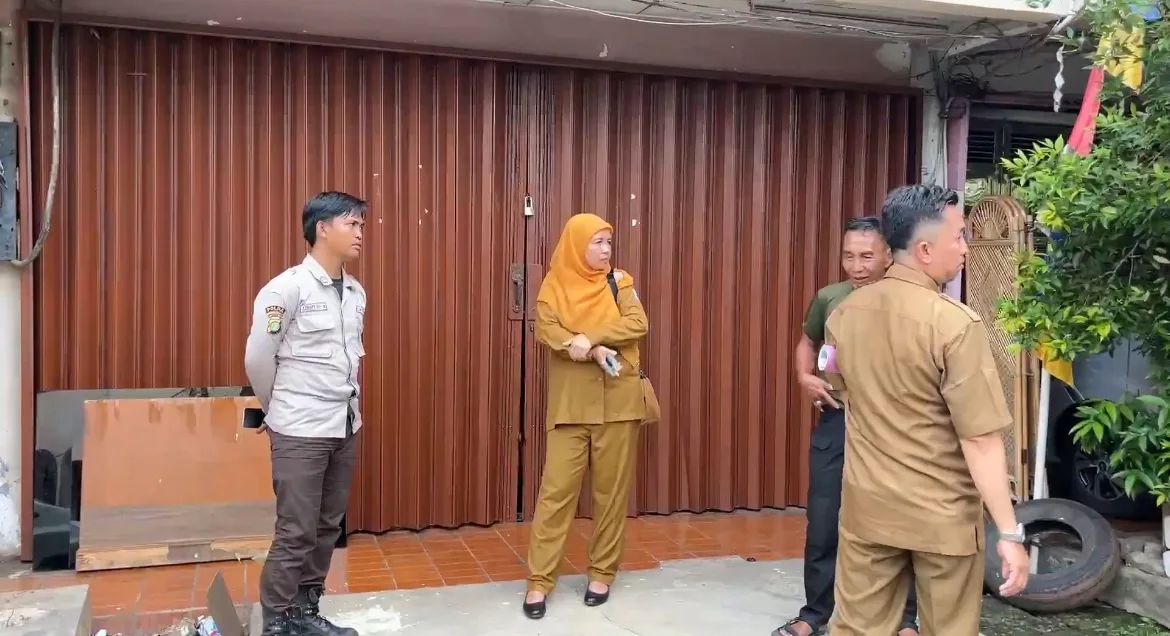 Pemerintah Kota (Pemkot) Bekasi Timur mengimbau kepada masyarakat bahwa terdapat penyalur tenaga kerja bodong atau ilegal di sebuah ruko.(Dimas Rafi)