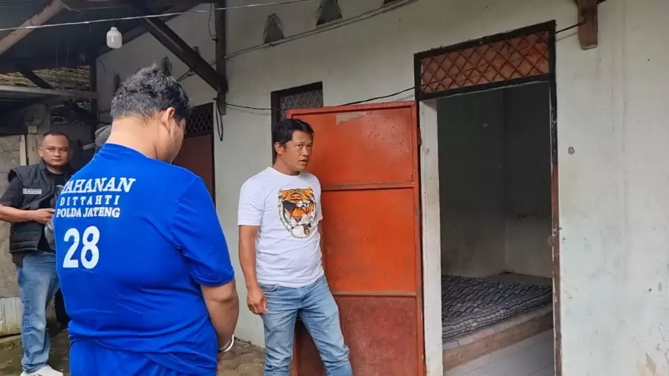 Safiq (21), tersangka kasus predator seksual di Jepara dihadirkan saat olah TKP lanjutan oleh Bareskrim, Sabtu (4/5/2025). (Beritasatu/Jamaah)