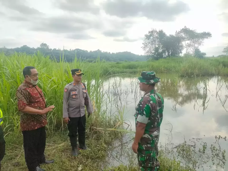 Kapolsek Sedayu Kompol Slamet Subiyantoro bersama tim Inafis Polres Bantul, Babinsa Koramil Sedayu, PMI, dan perangkat desa melakukan olah TKP insiden anak tenggelam di bekas tambang pasir Bantul, Yogyakarta. (Beritasatu/Chandra Adi Nurwidya)