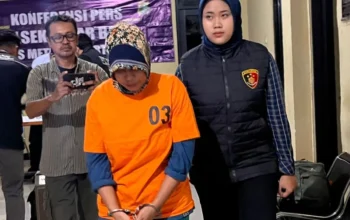 Tersangka saat digiring oleh petugas di Jakarta. (Humas Polres Jakpus)
