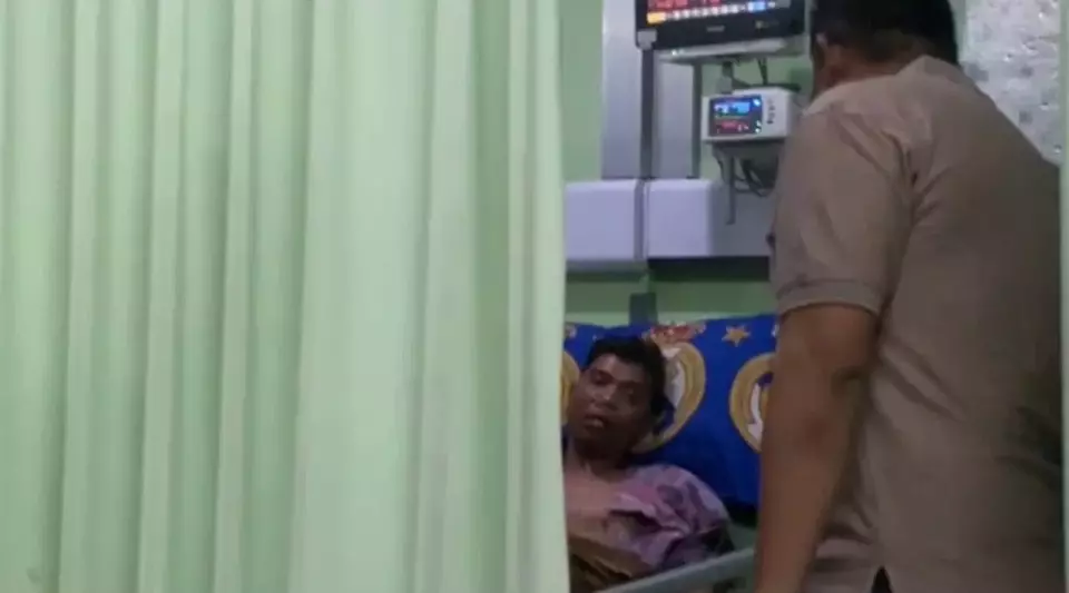 Image Credit Agung Dharma/Beritasatu - Kondisi kesehatan Pujiono (47), sopir taksi online yang menjadi korban pembegalan di Jalan Gunung Anyar Surabaya, masih memprihatinkan akibat luka di bagian paru-paru, Kamis, 3 Oktober 2024.
