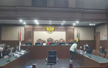 Zarof Ricar, terdakwa kasus vonis bebas Ronald Tannur, mengaku miliki emas 51 kg dan uang hampir Rp 1 triliun dari bisnis tambang, properti, hingga mobil antik. (Beritasatu/Basudiwa Supraja)