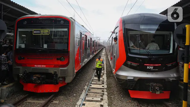 Di antaranya adalah KRL produksi perusahaan China CRRC Qingdao Sifang dan KRL baru produksi PT INKA (Persero). (© Liputan6/Angga Yuniar)