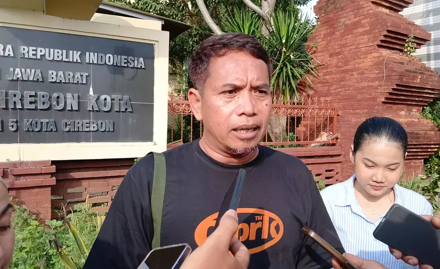 Reno, kuasa hukum korban pencabulan perawat di RS Pertamina Cirebon mendesak polisi segera memeriksa terduga pelaku, Rabu (14/5/2025). (Beritasatu/Dede Adhitama)