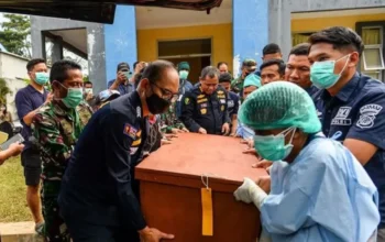 Petugas TNI, Polri bersama keluarga korban membawa peti jenazah korban ledakan pemusnahan amunisi untuk dimasukkan ke dalam mobil ambulans di RSUD Pameungpeuk, Kabupaten Garut, Jawa Barat, Selasa (13/5/2025). (Antara/Raisan Al Farisi)