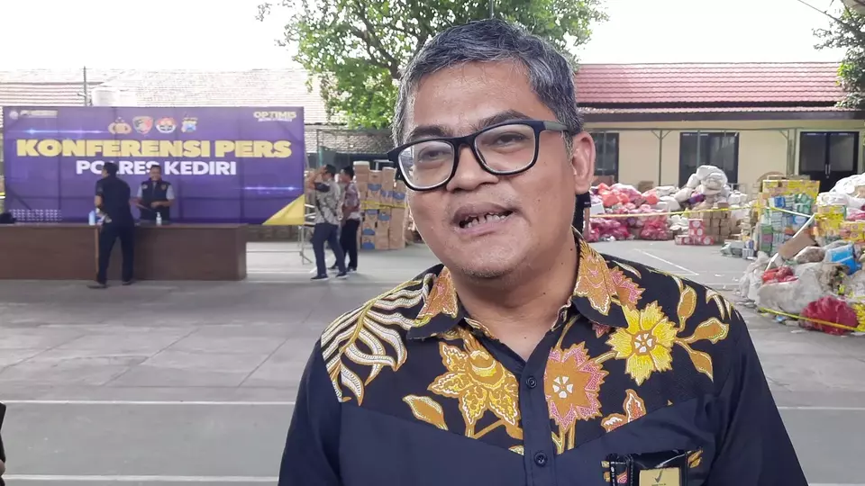 Image Credit Anis Firmansah/Beritasatu - Ketua Tim Pemeriksaan BPOM Kediri, Tito veriyanto, seusai pengungkapan kasus keracunan massal di Mako Polres Kediri, Jumat, 11 Oktober 2024.