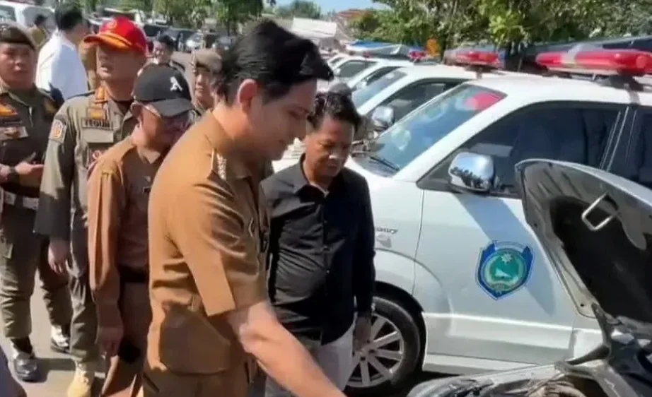 Bupati Indramayu Lucky Hakim memberikan keterangan kepada awak media terkait kendaraan dinas yang tidak diketahui keberadaannya, Selasa (29/4).(Istimewa)