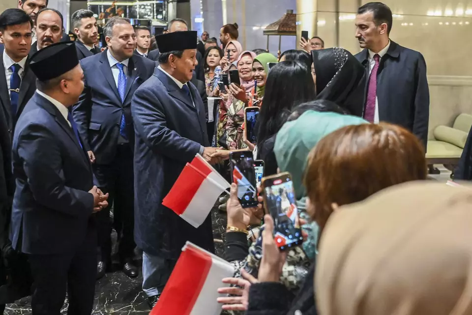 Image Credit Galih Pradipta/Antara - Presiden Prabowo Subianto menyapa mahasiswa dan warga Indonesia yang tinggal di Ankara, Turki setibanya di salah satu hotel di Ankara, Turki, Rabu, 9 April 2025.