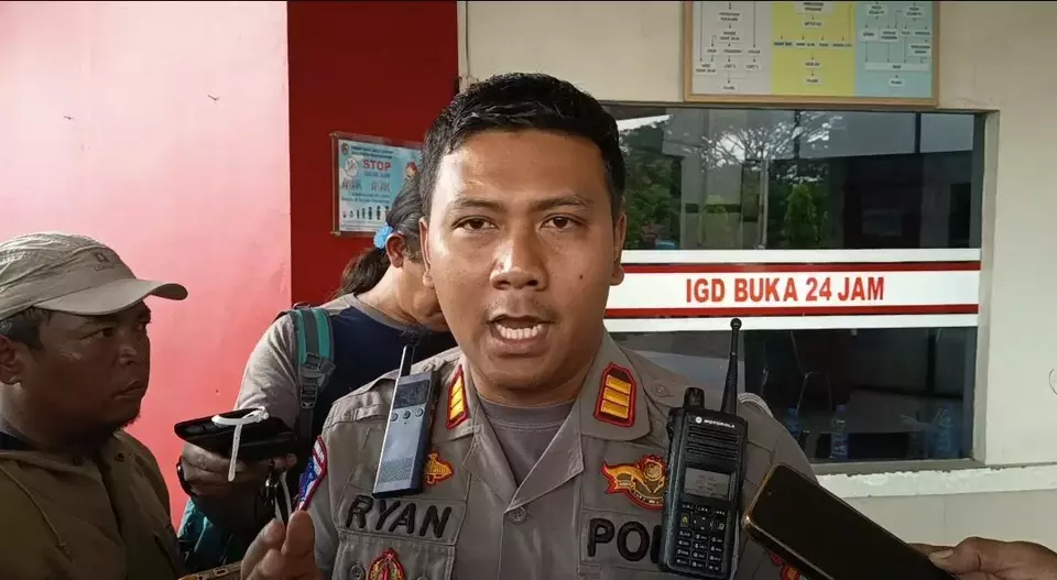 Menurut Kasatlantas Polres Karanganyar AKP Agista Ryan Mulyanto mengatakan, kecelakaan maut di jalur Tawangmangu-Magetan menimpa mobil rombongan wisata yang mengalami rem blong. Sebanyak lima korban yang tewas terlempar ke jurang. (Beritasatu/Abdul Alim Muhamad Zamzami)