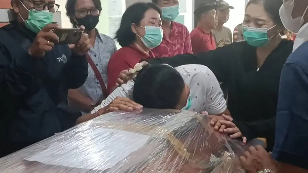 Image Credit Denita BR Matondang/kumparan - Jenazah taruna STIP yang tewas dianiaya senior saat tiba di RSUD Klungkung, Bali.