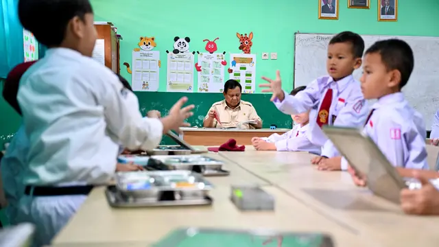 Presiden Prabowo Subianto kembali meninjau langsung pelaksanaan program makan bergizi gratis (MBG) di sekolah, Senin (10/2/2025). (Biro Pers Kepresidenan).