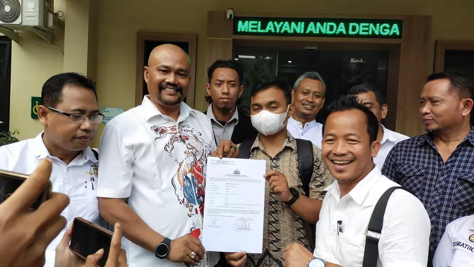 Dhimas Seva Prayoga warga Manukan Surabaya Jawa Timur yang melaporkan HRD Manajemen UD Sentosa Seal ke SPKT Polda Jatim pada Senin 21 April 2025. (Beritasatu/Achmad Ali)