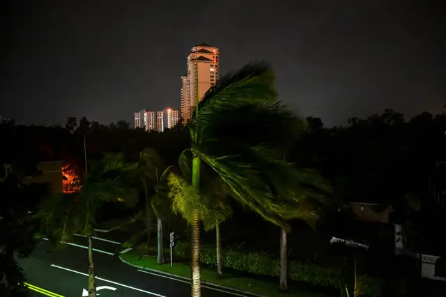 Image Credit Giorgio VIERA/AFP - Angin berhembus saat Badai Milton mendarat di Fort Myers, Florida pada tanggal 9 Oktober 2024.