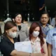 Tiga perempuan asal Kalimatan Timur diduga menjadi korban malapraktik usai menjalani operasi hidung di sebuah klinik di kawasan Jakarta Timur. Korban didampingi penasihat hukum menyambangi Polda Metro Jaya pada Rabu (14/5/2025) untuk melaporkan peristiwa yang dialaminya. (Liputan6/Ady Anugrahadi)