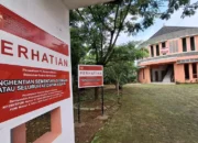 Perusahaan penyalur tenaga kerja PT Esdemea yang berlokasi di Kelurahan Jatisari, Kecamatan Jatiasih, Kota Bekasi, Jawa Barat, disegel pada Selasa (20/5/2025). (Beritasatu/Rino Fajar Setiawan)