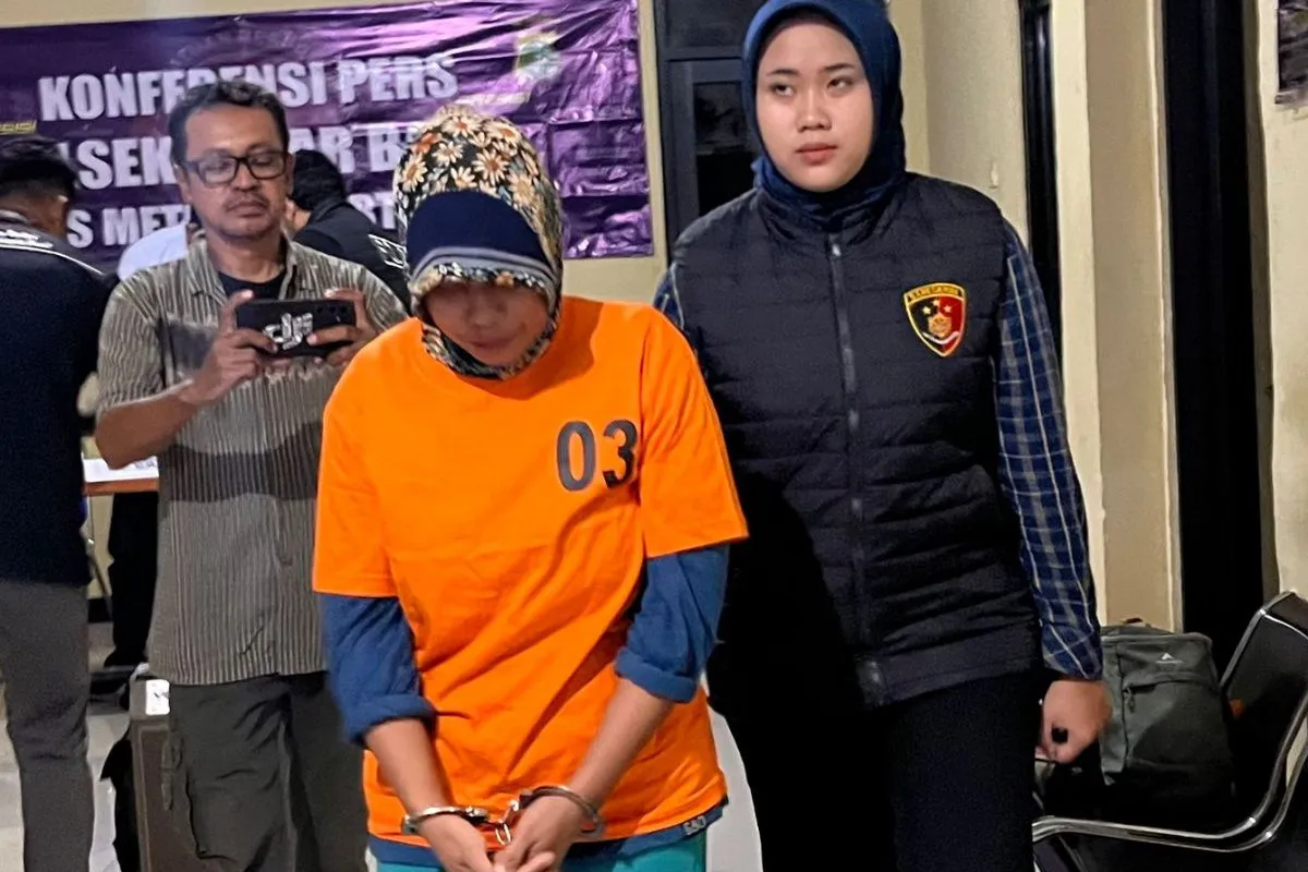 Tersangka saat digiring oleh petugas di Jakarta. (Humas Polres Jakpus)