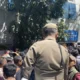 Sejumlah warga masih memadati Kantor Balai Kota Jakarta di Jalan Medan Merdeka Selatan, Jakarta Pusat pada Rabu (23/4/2025) untuk mendaftar menjadi petugas PPSU. Padahal pendaftaran bisa dilakukan secara online maupun di kantor kelurahan. (Liputan6/Fauziah Basahil)