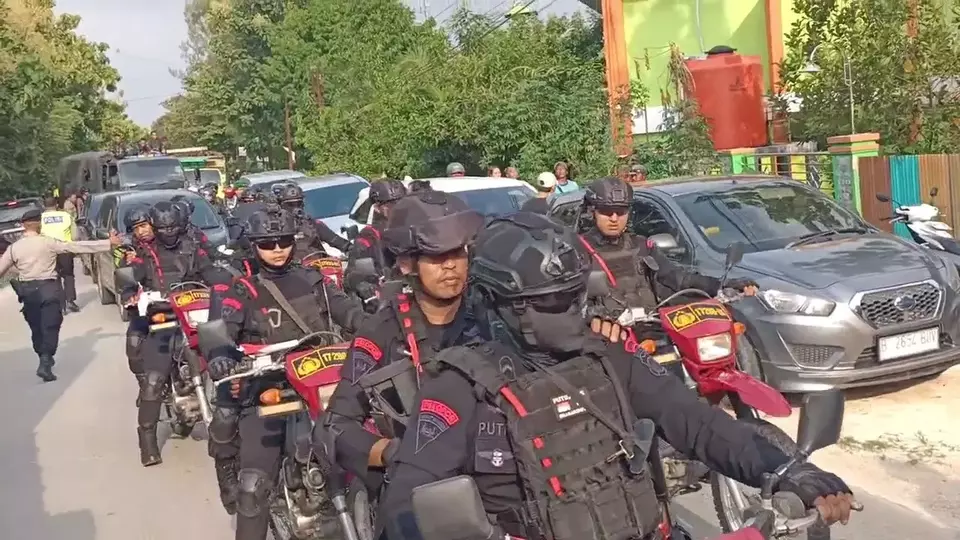 Image Credit Istimewa - Polisi dikerahkan untuk meredam bentrokan dua ormas di Blora, Jawa Tengah, Selasa (14/1/2025).