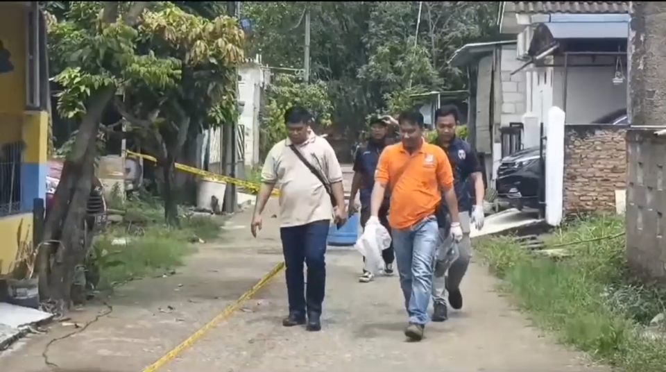 Image Credit Eka Jaya Saputra/Beritasatu - Polisi ketika melakukan olah tempat kejadian perkara (TKP) di area rumah Sandy Permana alias Arya Soma di sinetron Mak Lampir.