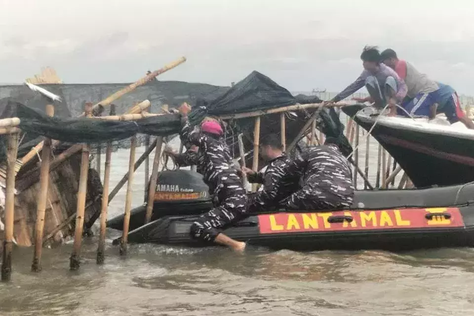 Image Credit Walda Marison/Antara - TNI AL bersama masyarakat sekitar membongkar pagar laut di kawasan Tanjung Pasir, Kabupaten Tangerang, Banten, Sabtu (18/1/2025).