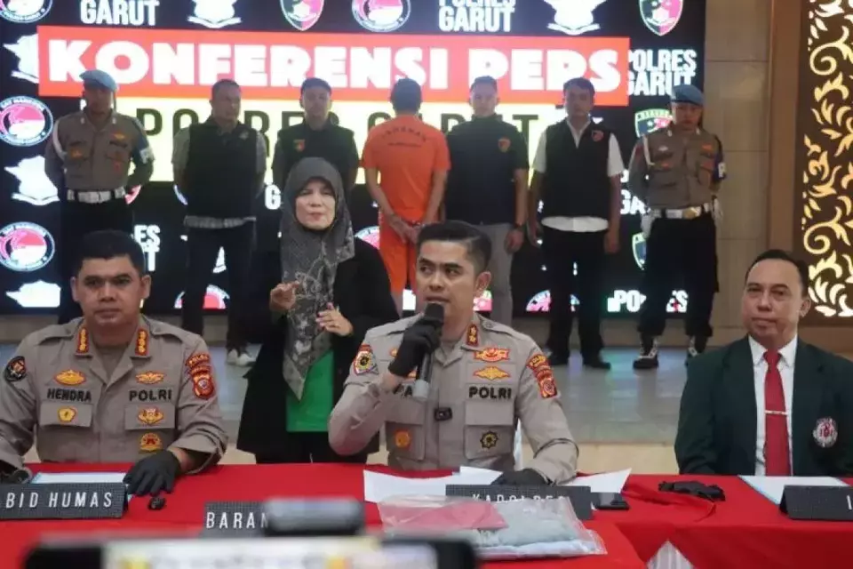 Kepala Kepolisian Resor Garut AKBP Mochamad Fajar Gemilang (kedua kanan) dan Kepala Bidang Humas Polda Jawa Barat Kombes Polisi Hendra Rochmawan (kiri) saat jumpa pers pengungkapan kasus seorang dokter melakukan perbuatan asusila terhadap pasien di Markas Polres Garut, Jawa Barat, Kamis, 17 April 2025. (Antara/Polres Garut)