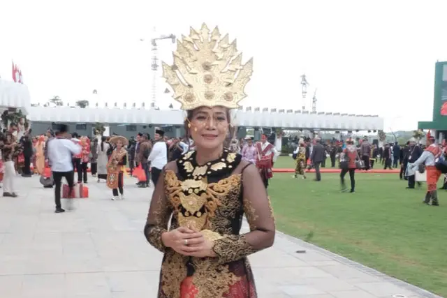 Image Credit Zamachsyari/kumparan - Mua Ifa Yuliana (50) salah satu tamu undangan pemenang 'adu outfit' 17 Agustus di IKN.
