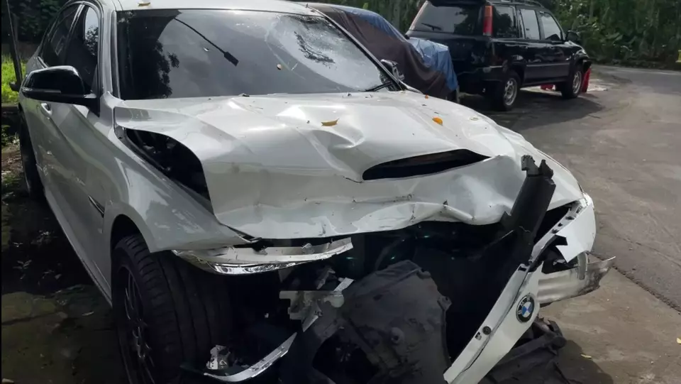 Mobil BMW yang dikemudikan oleh CPP (21), penabrak mahasiswa UGM hingga tewas. (© Beritasatu/Olena Wibisana)