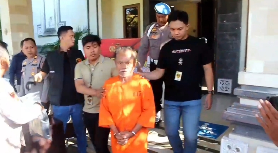 Image Credit Sopian Hadi/Beritasatu - Polsek Kuta Selatan saat menghadirkan seorang mantan karyawan berinisial EL (59) karena membakar vila bos tempatnya dahulu bekerja di kawasan Pecatu, Badung, Bali.