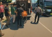 Ilustrasi -Korban meninggal dunia dalam kecelakaan di Jalan Parangtritis, Bantul, DIY, dimasukkan dalam ambulans, Kamis 29 Mei 2025.