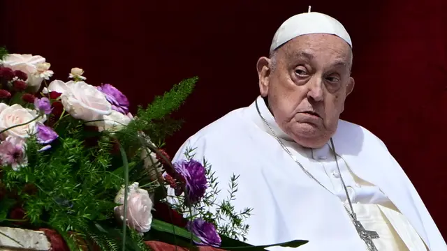 Kehadiran Paus Fransiskus sempat mengejutkan umat Katolik yang hadir memenuhi alun-alun Santo Petrus, Vatikan. (Tiziana FABI/AFP)