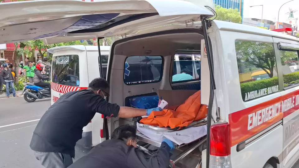 Image Credit Rino Fajar Setiawan/Beritasatu - Petugas tengah mengevakuasi korban kecelakaan yang terjadi Jalan Ahmad Yani, Bekasi, Jawa Barat, Rabu, 13 November 2024. Kecelakaan yang melibatkan truk boks dengan sepeda motor ini menewaskan dua orang.