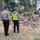 Image Credit Istimewa - Petugas sedang memotong batang pohon beringin yang tumbang hingga menimpa jemaah salat Id di Alun-alun Pemalang, Jawa Tengah, Senin (31/2/2025).