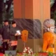 Gubernur DKI Jakarta Pramono Anung Wibowo saat menjadi inspektur upacara dalam rangka memperingati Hari Pendidikan Nasional di Balai Kota Jakarta, Jumat (2/5/2025). (Antara/Lifia Mawaddah Putri.)