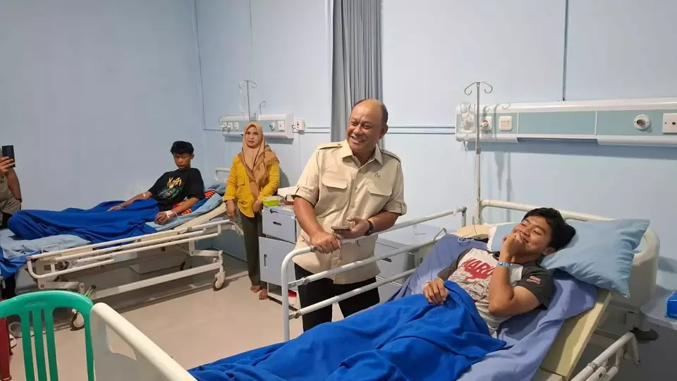 Kepala Badan Gizi Nasional (BGN) Dadan Hindayana menjenguk para siswa yang masih menjalani perawatan di rumah sakit imbas kasus keracunan makanan dari makan bergizi gratis (MBG) yang menimpa puluhan siswa dari MAN 1 dan SMP PGRI 1 Kabupaten Cianjur, Jawa Barat. (Istimewa)