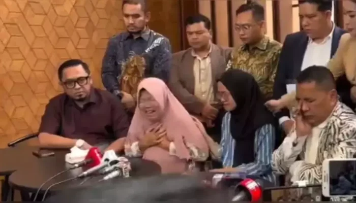 Isak Tangis Keluarga Kapolsek Lusiyanto, Korban Penembakan Oknum TNI, di Konferensi Pers Hotman Paris
