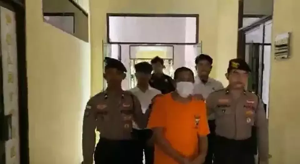 Image Credit Febry Andrean Amoga/Beritasatu - Kepala kantor Pos Cabang Pembantu Sedanau, Kabupaten Natuna, Kepulauan Riau, Firdaus (37) ditangkap polisi lantaran diduga korupsi dana bantuan langsung tunai (BLT) sebesar Rp 448 juta.