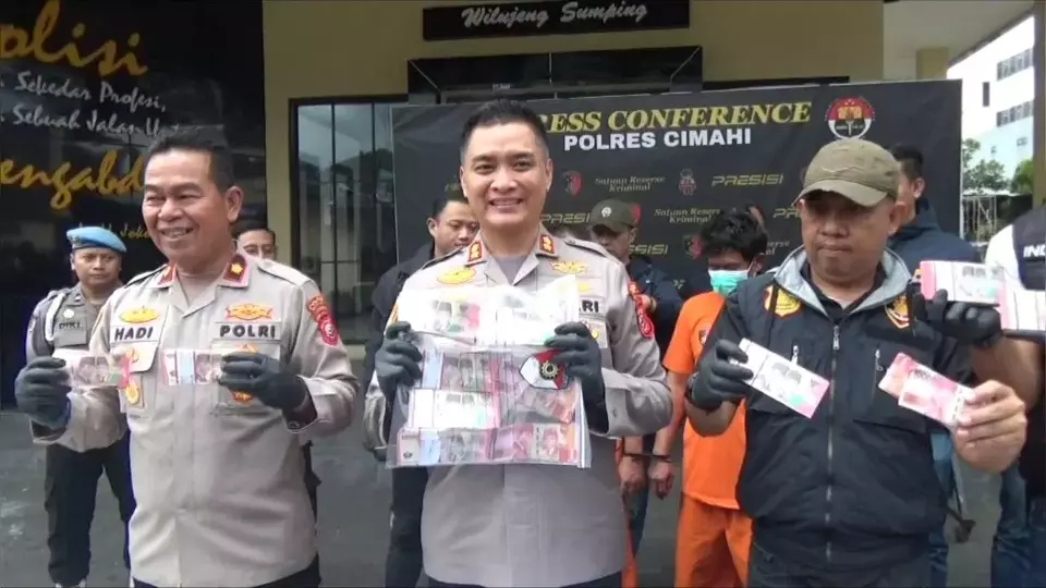 Image Credit Algi Muhamad Gifari/Beritasatu - Kepolisian dari Polres Cimahi menangkap dua warga Purwakarta saat mengedarkan uang palsu di Pasar Panorama, Lembang, Kabupaten Bandung Barat, Jawa Barat.