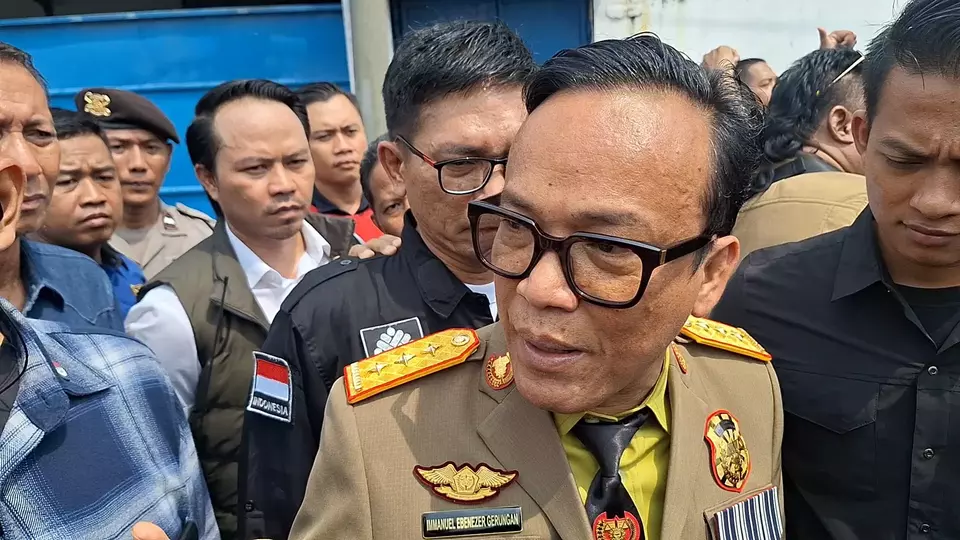 Wakil Menteri Tenaga Kerja (Wamenaker) Immanuel Ebenezer seusai melakukan sidak di gudang UD Sentoso Seal, Surabaya, Kamis, 17 April 2025. (Beritasatu/Julianus Palermo)