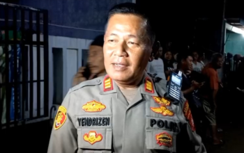 Image Credit Eka Jaya Saputra/Beritasatu - Kapolsek Cibarusah AKP Yendrizen saat diwawancara wartawan di kediaman aktor Sandy Permana, Bekasi Jawa Barat pada Minggu 12 Januari 2025.