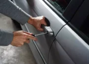 Viral! Tukang Parkir di Makassar Rusak Mobil Terparkir, Polisi Bertindak Cepat
