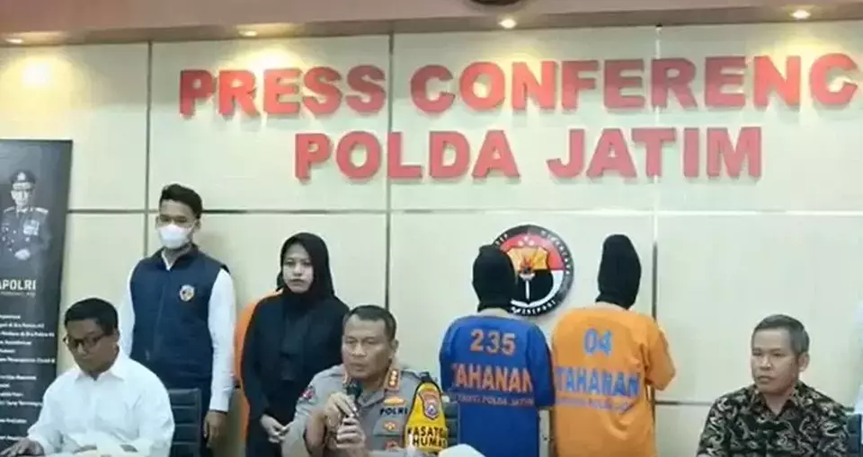 Image Credit Achmad Ali/Beritasatu - Sebanyak 12 orang yang terlibat pesta seks di Villa Kota Batu, diamankan Tim Unit III Subdit IV Tindak Pidana (TP) Remaja Anak dan Wanita (Renakta) Direktorat Reserse Kriminal Umum (Ditreskrimum) Polda Jatim.
